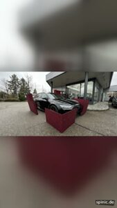 SUV bei einer kreativen digitalen Enthüllung aus einer Geschenkbox