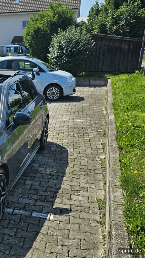 Mercedes-Fahrzeug in einer ruhigen digitalen Videopräsentation