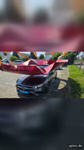 Mercedes-Fahrzeug bei einer digitalen Enthüllung mit Geschenkverpackung