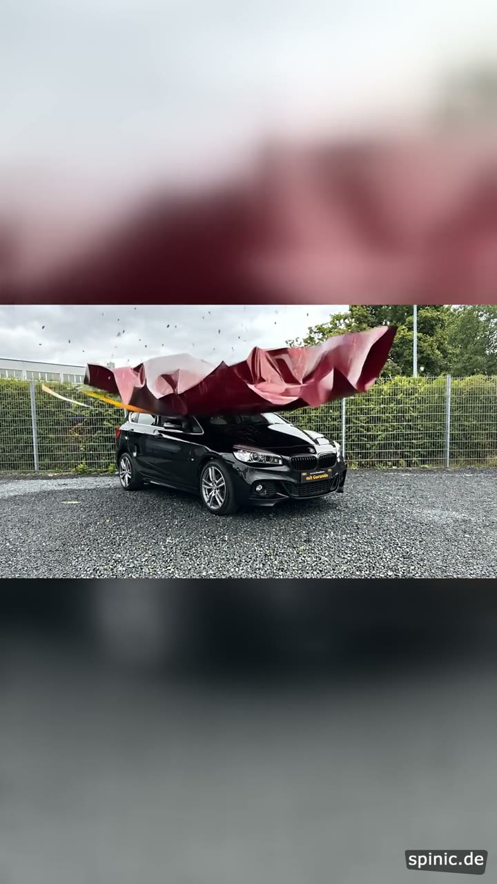 Fahrzeug-Reveal aus schwarzer Geschenkverpackung