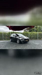 Fahrzeug bei einer digitalen Enthüllung mit einem Tuch