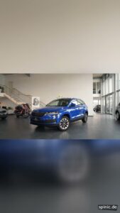 SUV beim Übergang von einer Skizze zur sichtbaren Fahrzeugpräsentation