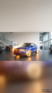SUV in einer digitalen Fahrzeugpräsentation mit sichtbarem Feuereffekt