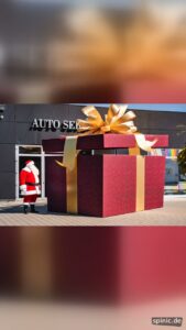 Fahrzeug bei einer weihnachtlichen Enthüllung aus einer Geschenkbox