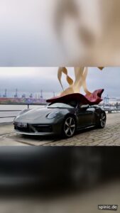 Sportwagen bei einer digitalen Enthüllung mit einem Tuch