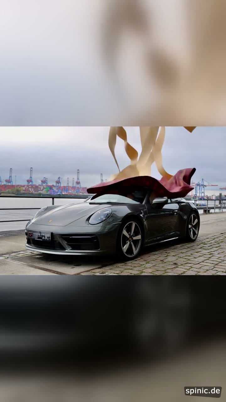 Sportwagen-Enthüllung mit digitalem Tuch