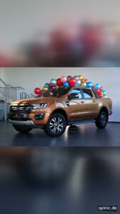 Fahrzeug bei einer digitalen Enthüllung mit schwebenden Ballons