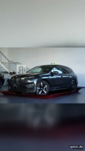 Luxuslimousine bei einer digitalen Enthüllung aus einer Geschenkbox