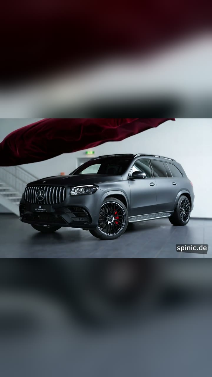 Mercedes SUV wird unter einem Tuch enthüllt