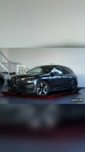 BMW-Limousine bei einer digitalen Enthüllung aus einer Geschenkbox