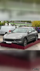 Porsche SUV bei einer digitalen Enthüllung aus einer Geschenkbox