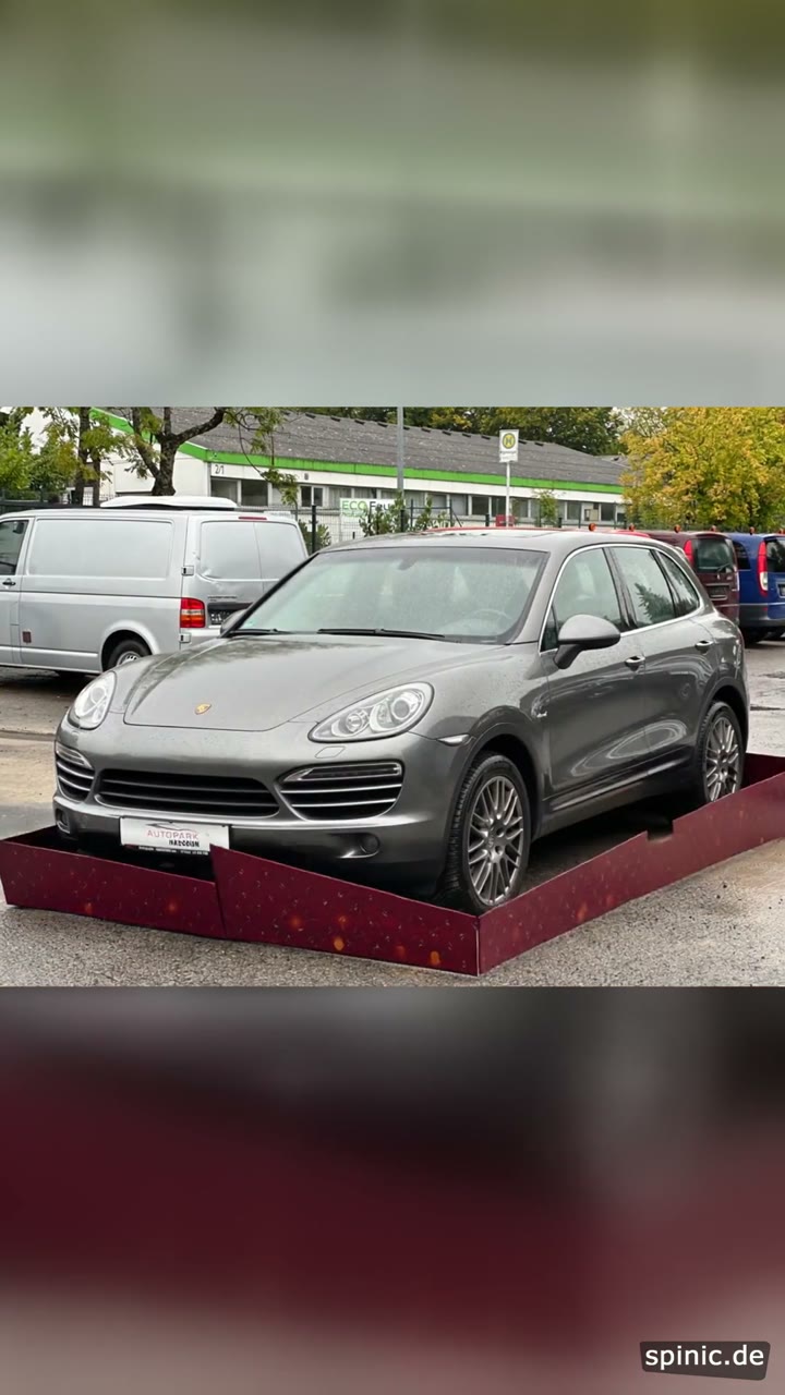 Porsche SUV aus einer Geschenkbox