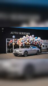 Fahrzeug bei einer Ballon-Enthüllung vor einem Autohaus