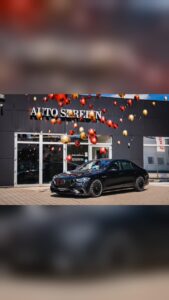 Fahrzeug in einem Weihnachtsvideo mit dekorativen Christbaumkugeln