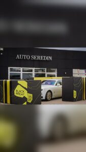 Fahrzeug bei einer Black-Friday-Enthüllung aus einer Geschenkbox