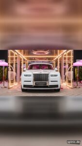 Rolls-Royce Phantom in einer ruhigen digitalen Premium-Präsentation