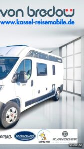 Wohnmobil in einer bewegten Außenpräsentation aus vorhandenen Fahrzeugfotos