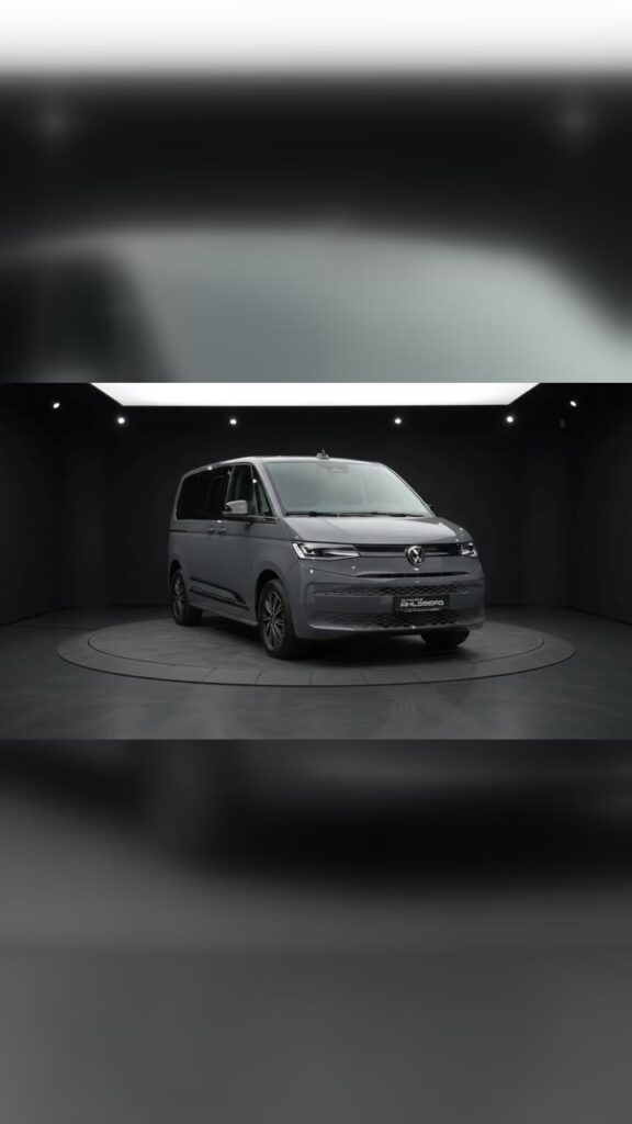 Volkswagen Multivan in einer 360°-Studioansicht auf der Drehbühne